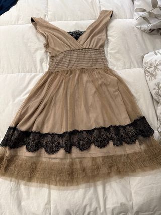 Vestido beige y negro con encaje.