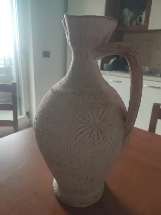 Vaso portafiori in pietra a forma di anfora