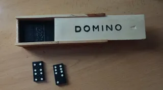 Juego de Dominó con Caja de Madera