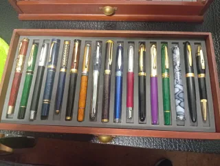 Collezione di penne stilografiche in astuccio di legno