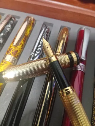 Collezione di penne stilografiche in astuccio di legno