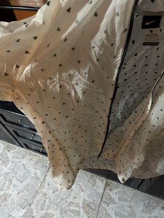 Chaqueta Nike Ligera Estampada Triángulos