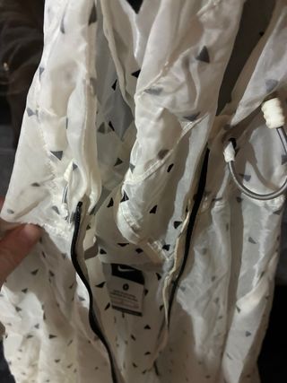 Chaqueta Nike Ligera Estampada Triángulos