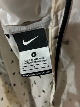 Chaqueta Nike Ligera Estampada Triángulos