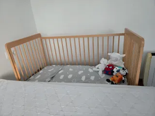 Cuna de bebé de madera