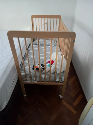 Cuna de bebé de madera