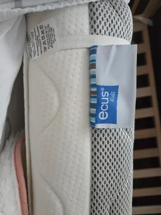 Cuna de bebé de madera