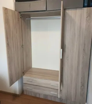 Armario de habitación de madera