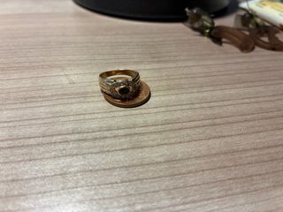 Anillo dorado con piedras