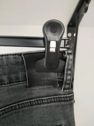 Pantalón vaquero negro pitillo Stradivarius