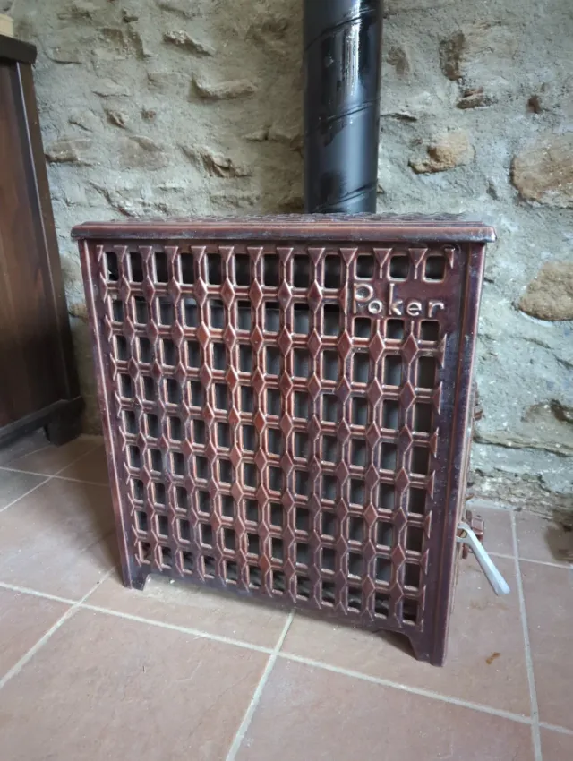 Estufa de leña clasica francesa restaurada.