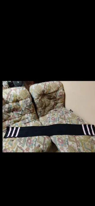 Sciarpa unisex nera con strisce rosa