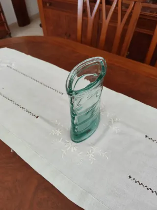 Jarrón ovalado de vidrio grueso verdoso