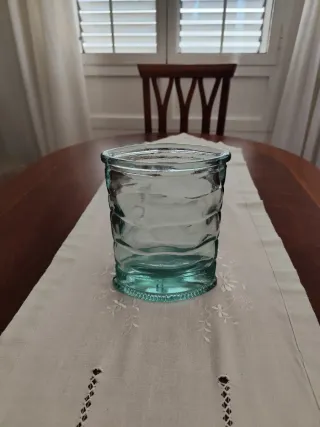 Jarrón ovalado de vidrio grueso verdoso