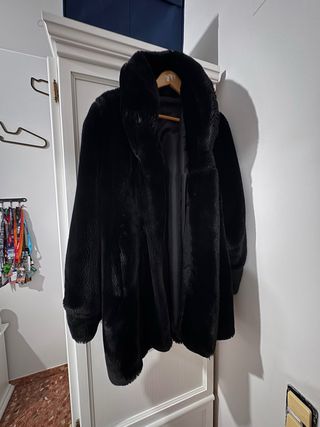Abrigo de pelo negro