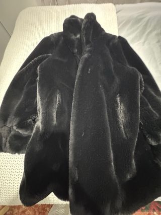 Abrigo de pelo negro