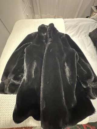 Abrigo de pelo negro