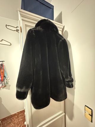 Abrigo de pelo negro