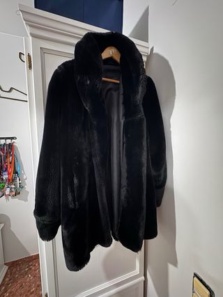 Abrigo de pelo negro