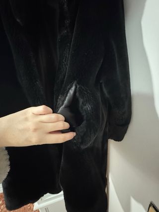Abrigo de pelo negro