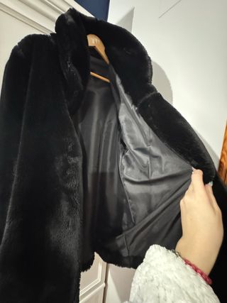 Abrigo de pelo negro