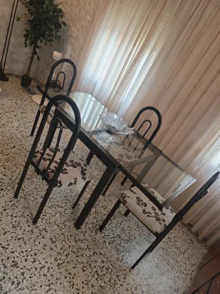 Mesa de comedor con 4 sillas