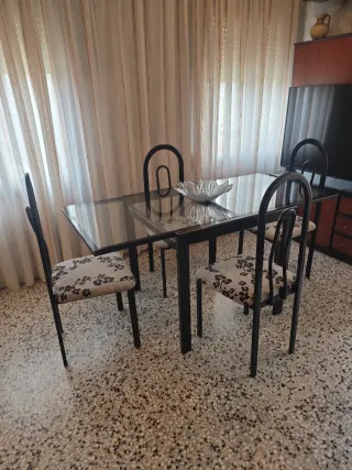 Mesa de comedor con 4 sillas