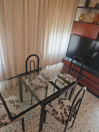Mesa de comedor con 4 sillas