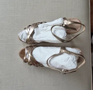 Sandalias Belle Hari Doradas Talla 40. Tacón 11.50