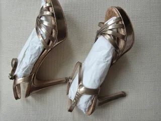 Sandalias Belle Hari Doradas Talla 40. Tacón 11.50