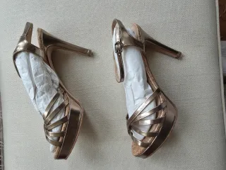 Sandalias Belle Hari Doradas Talla 40. Tacón 11.50