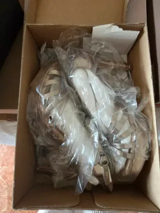 Sandalias Belle Hari Doradas Talla 40. Tacón 11.50