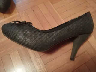 Zapatos de tacón negros y grises