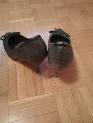 Zapatos de tacón negros y grises