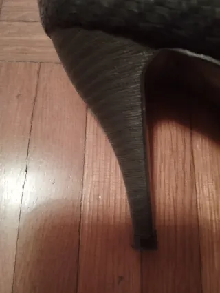 Zapatos de tacón negros y grises