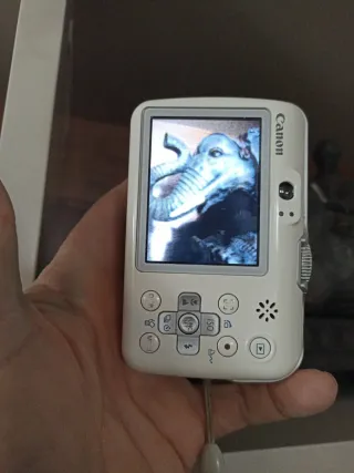 Cámara Canon E1 Digital Compacta