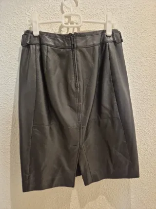 Falda midi de piel negra