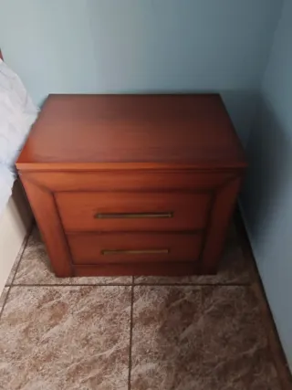 Cómoda de madera con mesilla y cabecero