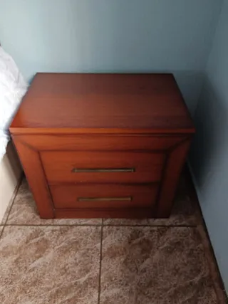Cómoda de madera con mesilla y cabecero