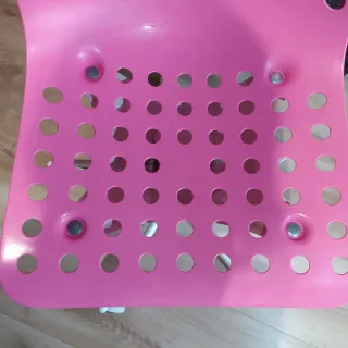 Silla de escritorio rosa con ruedas