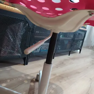 Silla de escritorio rosa con ruedas