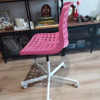 Silla de escritorio rosa con ruedas