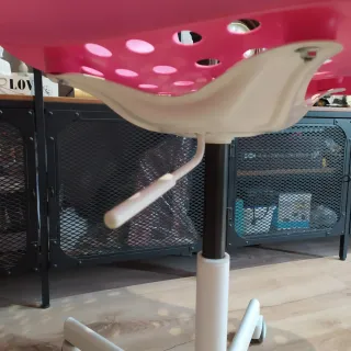 Silla de escritorio rosa con ruedas