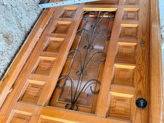 Puerta de madera con reja