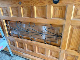 Puerta de madera con reja