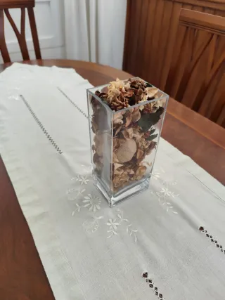 Jarrón rectangular de vidrio con flores secas