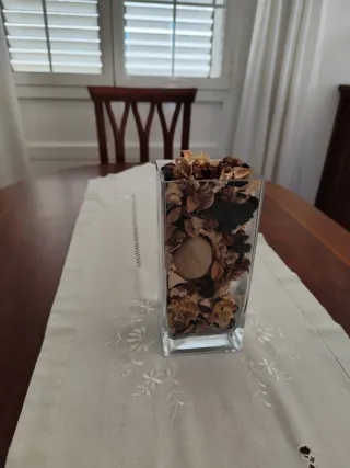 Jarrón rectangular de vidrio con flores secas