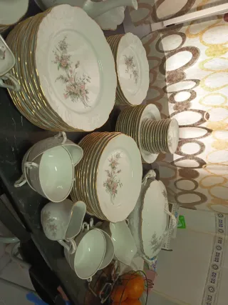 Vajilla porcelana blanca dorada flores completa