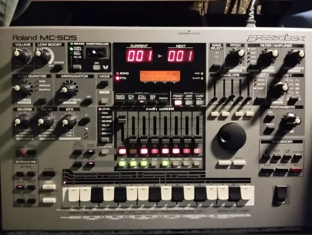 Pack Roland MC-505 + cables (nuevos) + soportes.