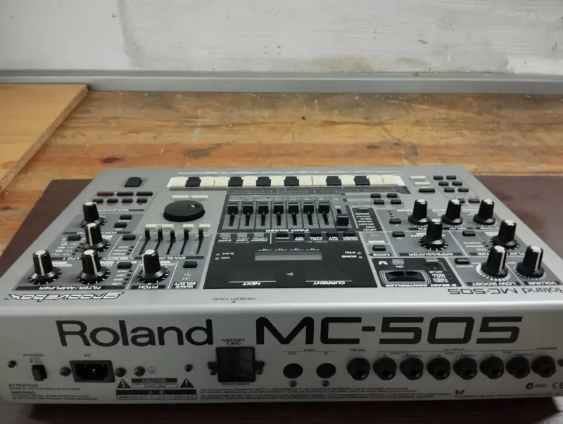 Pack Roland MC-505 + cables (nuevos) + soportes. afbeelding 2